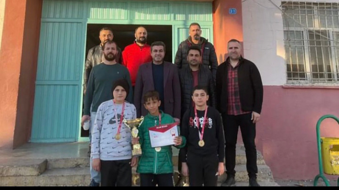 Mardin Okullararası Küçük Erkekler Tenis İl Birincisi Olan Öğrencilerimizi Tebrik Ederiz