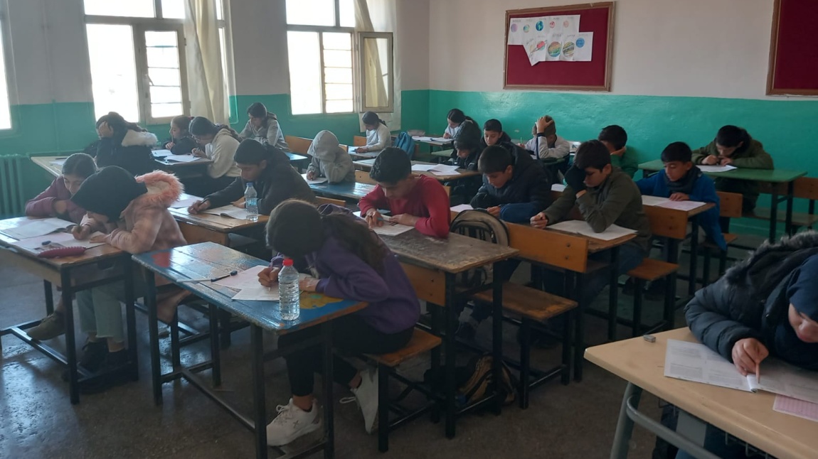 Kızıltepe Kaymakamlığı ile Kızıltepe  Belediyesinin destekleriyle okulumuzda 8. sınıf öğrencilerine yönelik merkezi deneme sınavı yapıldı